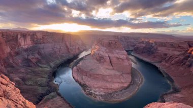 Horseshoe Bend büyüleyici bir gün batımı manzarası sunuyor. Dönen nehir ve çarpıcı gökyüzü unutulmaz bir sahne yaratıyor.