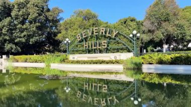 Çarpıcı Beverly Hills tabelaları dingin sulara çok güzel yansıyor, canlı yemyeşil sularla çevrili.