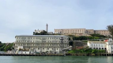 Tarihin ve entrikanın muhteşem bir sembolü olan Alcatraz Adası San Francisco Körfezi 'nde yer almaktadır..