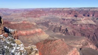 Büyük Kanyon 'un göz kamaştırıcı kış manzarası canlı kaya katmanları ve nefes kesici manzaraları sergiliyor..