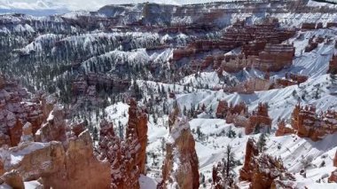 Bryce Canyons 'un nefes kesici görüntüsü nefes kesici ve tamamen taze karla kaplanmış eşsiz kaya oluşumları.