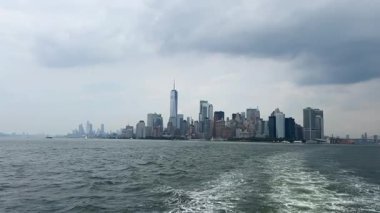 Sudan New York 'un ufuk çizgisini görmek, ikonik yapılarını ve dramatik bulutlarını gözler önüne seriyor..