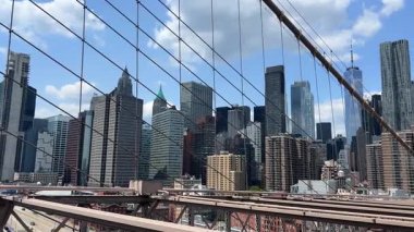 Brooklyn Köprüsü manzarası New York 'un ikonik siluetini sergiliyor, büyüleyici bulutlar tarafından güzelce çerçevelenmiş..