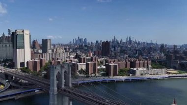Brooklyn Köprüsü 'nün ve New York' un güzel gökyüzünün altında insansız hava aracı görüntüleri..