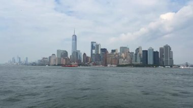 New York Citys 'in gökdelenleri ve canlı liman manzaraları birçok ziyaretçiyi cezbediyor..