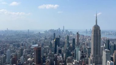 Hava manzarası New York 'un ihtişamını yakalıyor. Ünlü simgelerini zarif bir şekilde sergiliyor..