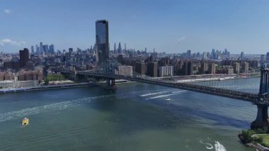 Güneşli bir günde Manhattan Köprüsü 'nün ve güzel New York şehrinin gökyüzü manzarası..