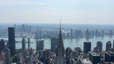 Manhattan siluetinde ikonik Chrysler binası ve çarpıcı deniz manzarası sergileniyor. Turistler için bir ziyaret olmalı..