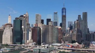 Çarpıcı bir New York gökdelenleri, parlak mavi gökyüzüne karşı güzel bir şekilde kurulmuş ikonik gökdelenleriyle....