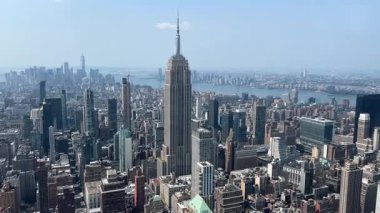 New York şehrinin hava görüntüsü Iconic Empire State binasını ihtişamlı bir şekilde yakalıyor..