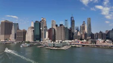 New York 'ta ikonik binalar ve berrak mavi gökyüzünün altında sakin su yolları var. Hava görünümü.