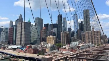 New York 'un büyüleyici manzarası modern mimarisi olan bir köprüden izleniyor..