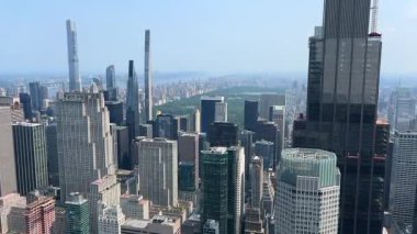 New York 'un nefes kesen gökdelenlerini ve canlı Central Park' ı nefes kesici bir şekilde gösteren gökyüzü manzarası..