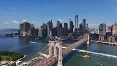 Manhattan silueti tarafından güzelce çerçevelenmiş ikonik Brooklyn Köprüsü 'nü gösteren nefes kesici bir hava perspektifi..