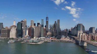 New York 'ta yüksek binalar ve açık mavi gökyüzü altında Hudson Nehri. Hava görünümü.