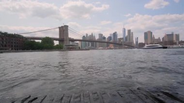 Brooklyn Köprüsü 'nün nefes kesici manzarası alacakaranlıkta Manhattan siluetiyle çok güzel eşleşti..