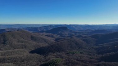 Nefes kesici hava manzarası dalgalanan tepeleri ve yukarıdaki geniş mavi gökyüzünü güzel bir şekilde gösteriyor..