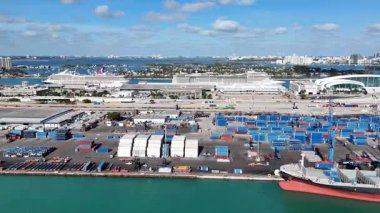 Miami Limanı 'nın kargo bölgesinin hava görüntüsü. Miami şehri ABD 'de önemli bir limandır. Kuzey Amerika 'da bir liman