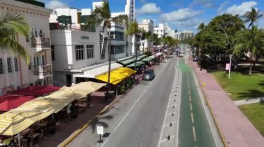 Açık bir günde birçok sokak kafesi olan Miami Rıhtım Caddesi. Miami, Florida 'nın güzel sokakları