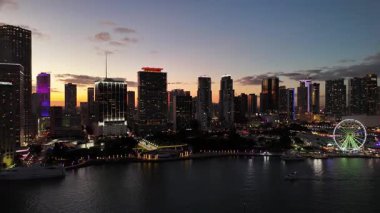 Işıklar altında gece şehri manzarası. Akşam gökyüzüne karşı alacakaranlıkta kocaman gökdelenler. Büyük Amerikan megalopolisleri