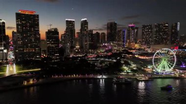 Miami 'nin güzel gece manzarası bir İHA' dan çekildi. Miami dönme dolabı. Miami gece hayatı