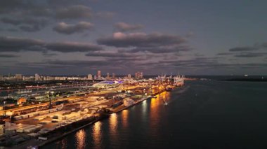 Akşam ışıklarıyla Miami Limanı, alacakaranlıkta. Gece gökyüzüne karşı güzel liman