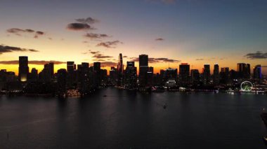 Miami 'nin gece iş merkezinin tepesinden inanılmaz güzel bir çekim. Gün batımında, alacakaranlıkta, tepeden Megalopolis. Büyük bir şehrin gece hayatı.