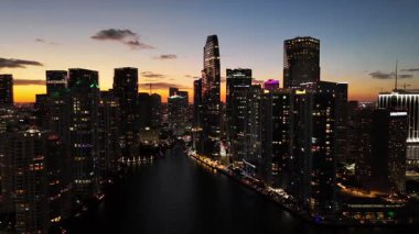 Miami 'nin gece iş merkezinin tepesinden inanılmaz güzel bir çekim. Gün batımında, alacakaranlıkta, tepeden Megalopolis. Büyük bir şehrin gece hayatı.