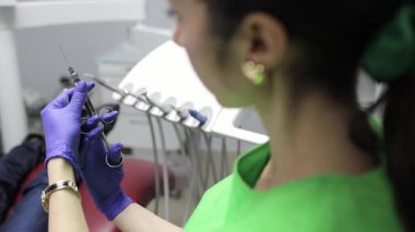 Kadın dişçi doktorunun anestezi iğnesini yakın çekimde yapın. Ağrısız diş tedavisi
