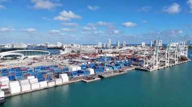 Miami Limanı 'nın kargo bölgesinin hava görüntüsü. Miami şehri ABD 'de önemli bir limandır. Kuzey Amerika 'da bir liman