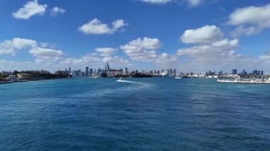 Miami Bay 'in yukarıdan çekilmiş güzel bir videosu. Güney Amerika 'da zengin bir şehir. ABD turizmi.