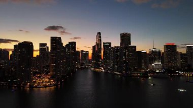 Miami şehir merkezindeki yüksek binaların hava görüntüleri. Yüksek kalite 4k video