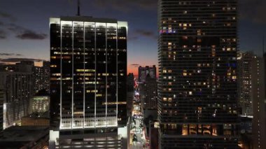 Gece vakti Miami Florida şehir merkezindeki yüksek binaların hava görüntüleri. Gece ışıkları altında büyük bir şehir.
