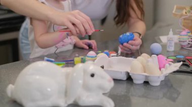 Eğlenceli ve yaratıcı bir Paskalya yumurtası süsleme etkinliği çocuklar ve aileleri için tasarlandı.