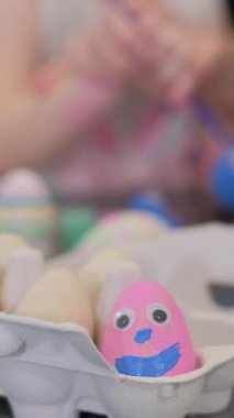 Renkli canlı boyalar ve neşeli şaşalı gözlerle yumurtaları süsleyerek harika bir Paskalya tatili geçirin.