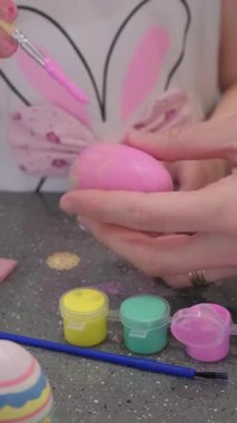 Yumurtaları canlı boyalarla süslemek eğlenceli bir aktivite, Paskalya kutlamaları ve toplantılar için mükemmel.