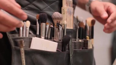 Profesyonel başvuru için çeşitli fırçalarla dolu güzel bir makyaj çantasının yakın çekimi.