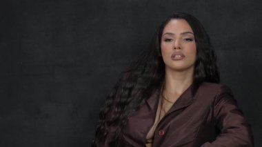 Zarafetini ve cazibesini büyüleyici bir şekilde sergileyen kendine güvenen bir kadının zarif bir portresi.