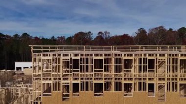 Bu resim, halen yapım aşamasında olan modern bir konut binasının karmaşık çerçevesini gösteriyor.