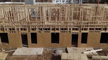 Ahşap malzemelerle bir konak inşa etme aşaması. ABD 'de inşaat.