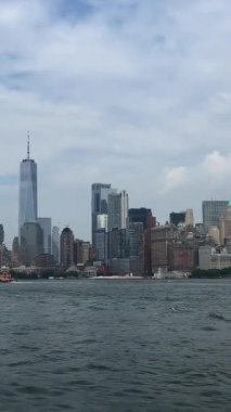 Nefes kesici New York siluetinin ve Hudson Nehri 'nin yanındaki inanılmaz gökdelenlerinin tadını çıkarın.