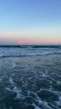 Nefes kesici güzellikte bir gün batımı narin okyanus dalgalarını yansıtıyor. Derin bir huzur ve sükunet hissi uyandırıyor.