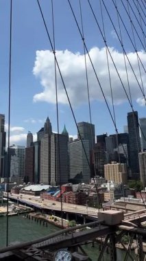 Brooklyn Köprüsü 'nden New York' un göz kamaştırıcı manzarası güzel mavi gökyüzü ve canlı bir şehir manzarası sergiliyor.