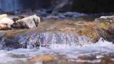 Huzurlu bir dere yumuşak taşlardan oluşan bir yatağın üzerinden akar, doğanın emsalsiz sükunetini gösterir..