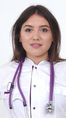 İhtiyacı olan hastalara gerekli bakım ve desteği sağlamaya hazır genç bir kadın doktorun portresi.