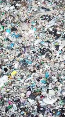 Bu resim, ciddi çevresel kirlilik ve devam eden çöp sorunlarını vurgulayan karışık plastik atıklarını gösteriyor