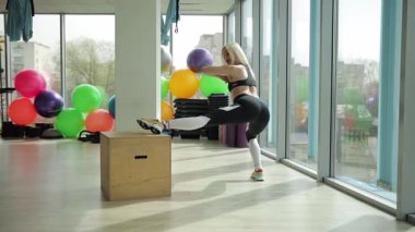 En uygun sonuçlar için bir kutu ve istikrar topu kullanarak çevikliği ve gücü arttırmak için dinamik fitness oturumu.