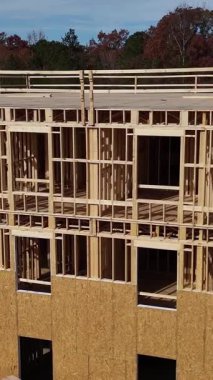 ABD 'de inşaat halindeki yeni ahşap bir evin iç iskeleti bina ilerlemesini ortaya çıkarıyor. Dikey video