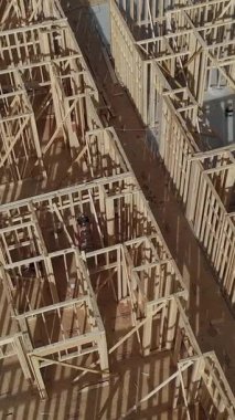 Bir ev ve ahşap bina olan inşaat alanlarının insansız hava aracı görüntüleri. Detayları ve site planlarını gösteriyor. Dikey video