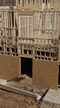 İnsansız hava aracı görüntüleri aktif bir inşaat sahasındaki ilerleme ve yapı düzenini yakalar ve geliştirme modellerini ön plana çıkarır. Dikey video